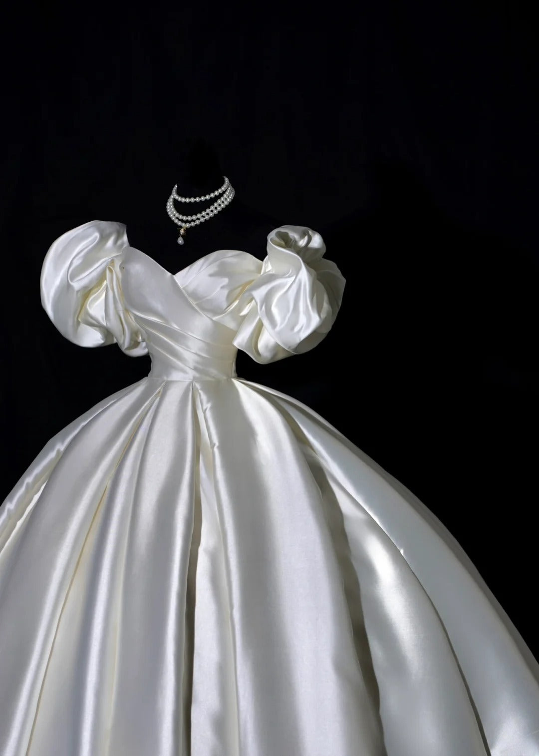 Langes Prinzessinnen-Hochzeitskleid, Ballkleid, ärmellos, Satin, mit Ärmeln, plissierter Schleppe, weißes Brautkleid AS495