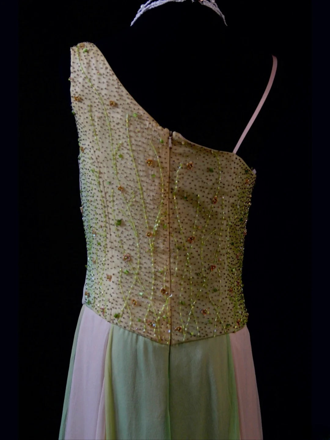 Retro-80er-Jahre-Kleid aus lilagrünem Chiffon mit A-Linie, asymmetrischem Ausschnitt und Perlenstickerei – Inspiration für den 22. Geburtstag – Abendkleid AS496