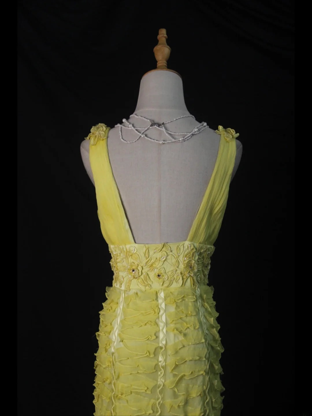 Vintage Etuikleid aus gelbem Tüll mit Blumenmuster und V-Ausschnitt, ideal für den 18. Geburtstag, den Abschlussball oder als Cocktailkleid (AS499)
