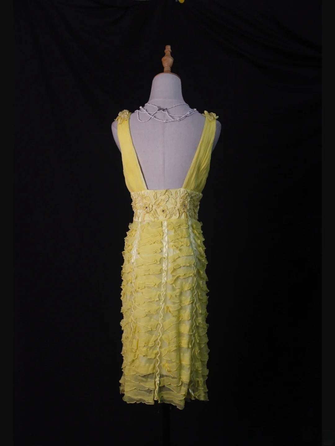 Vintage Etuikleid aus gelbem Tüll mit Blumenmuster und V-Ausschnitt, ideal für den 18. Geburtstag, den Abschlussball oder als Cocktailkleid (AS499)