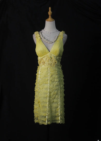 Vintage Etuikleid aus gelbem Tüll mit Blumenmuster und V-Ausschnitt, ideal für den 18. Geburtstag, den Abschlussball oder als Cocktailkleid (AS499)