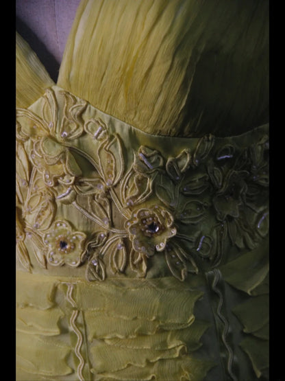 Vintage Etuikleid aus gelbem Tüll mit Blumenmuster und V-Ausschnitt, ideal für den 18. Geburtstag, den Abschlussball oder als Cocktailkleid (AS499)