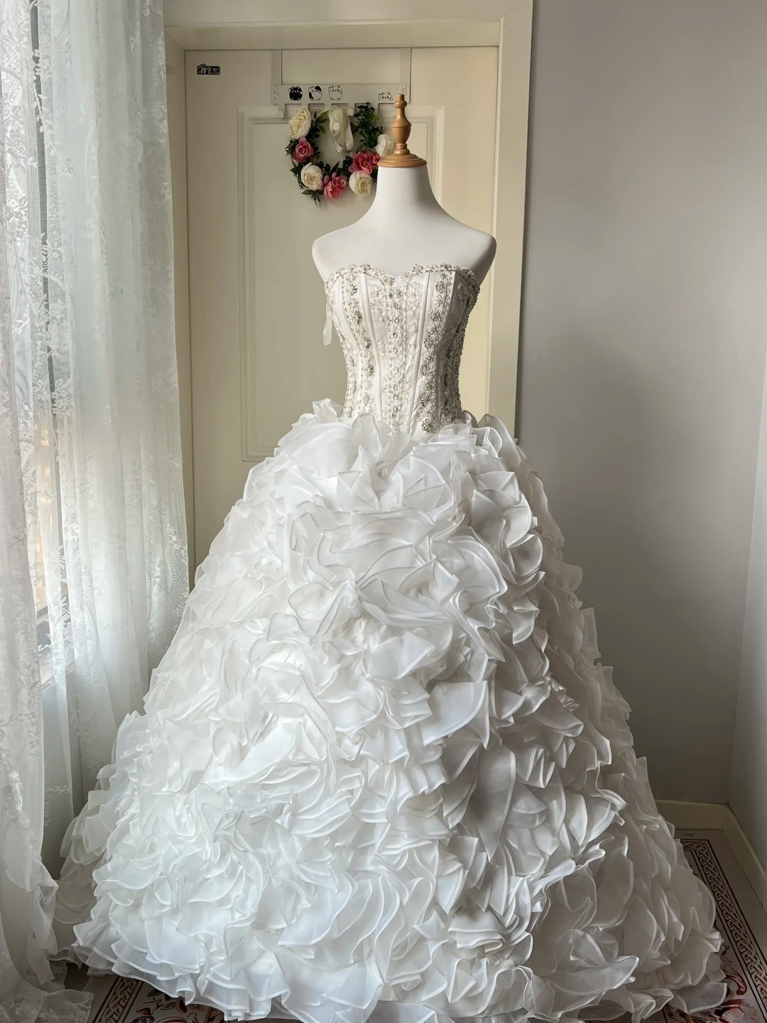 Sweet 16 Quinceanera Kleid Trägerloses weißes gestuftes Ballkleid mit Schleifen Perlenstickerei gerüschtes Geburtstagsparty-Kleid RC0811