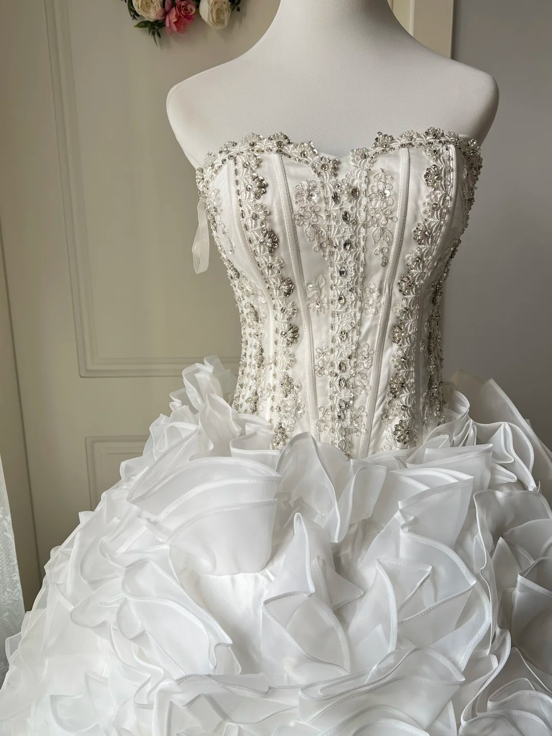 Sweet 16 Quinceanera Kleid Trägerloses weißes gestuftes Ballkleid mit Schleifen Perlenstickerei gerüschtes Geburtstagsparty-Kleid RC0811