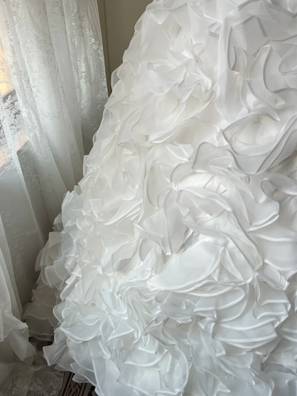 Sweet 16 Quinceanera Kleid Trägerloses weißes gestuftes Ballkleid mit Schleifen Perlenstickerei gerüschtes Geburtstagsparty-Kleid RC0811