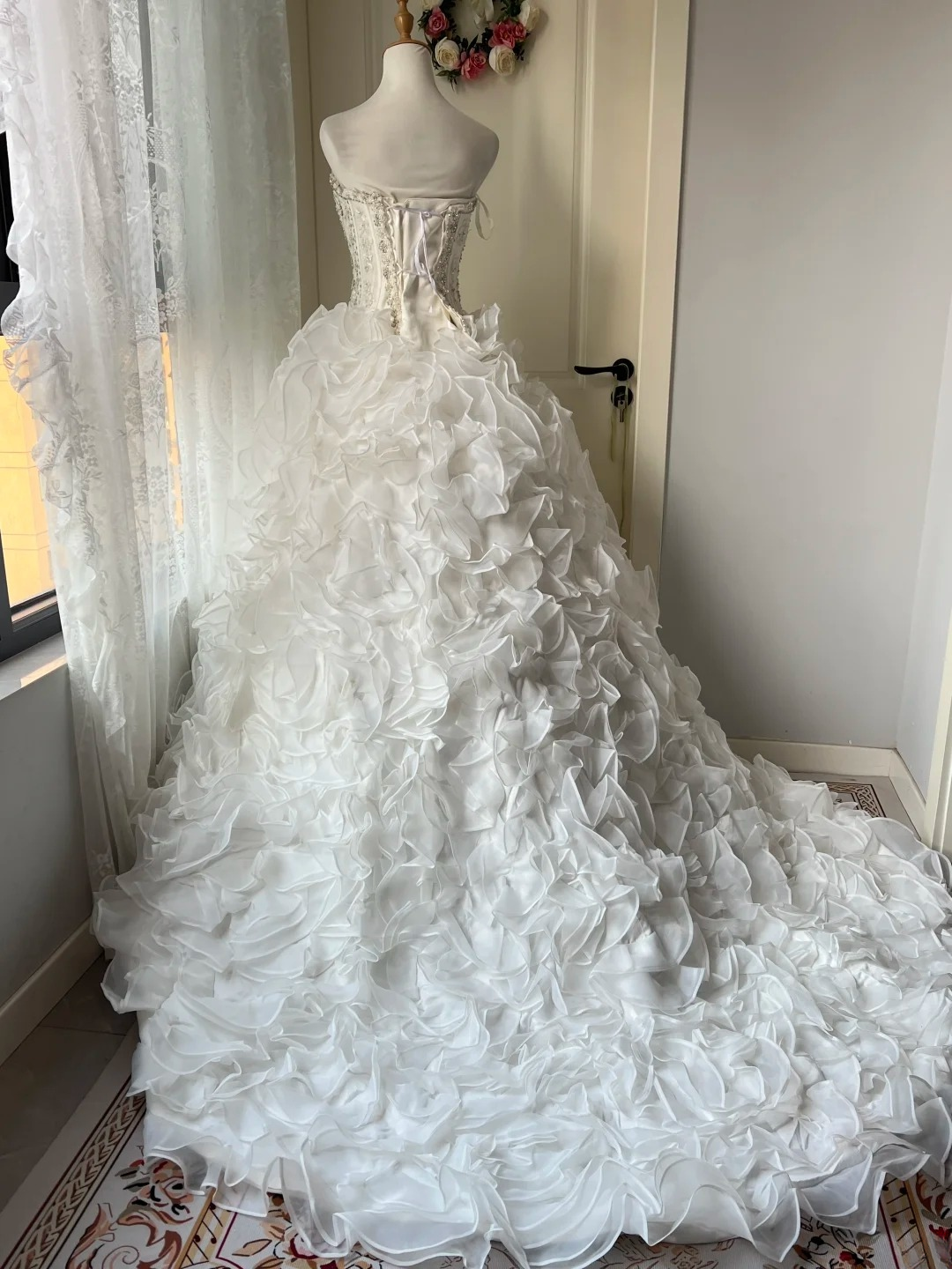 Sweet 16 Quinceanera Kleid Trägerloses weißes gestuftes Ballkleid mit Schleifen Perlenstickerei gerüschtes Geburtstagsparty-Kleid RC0811