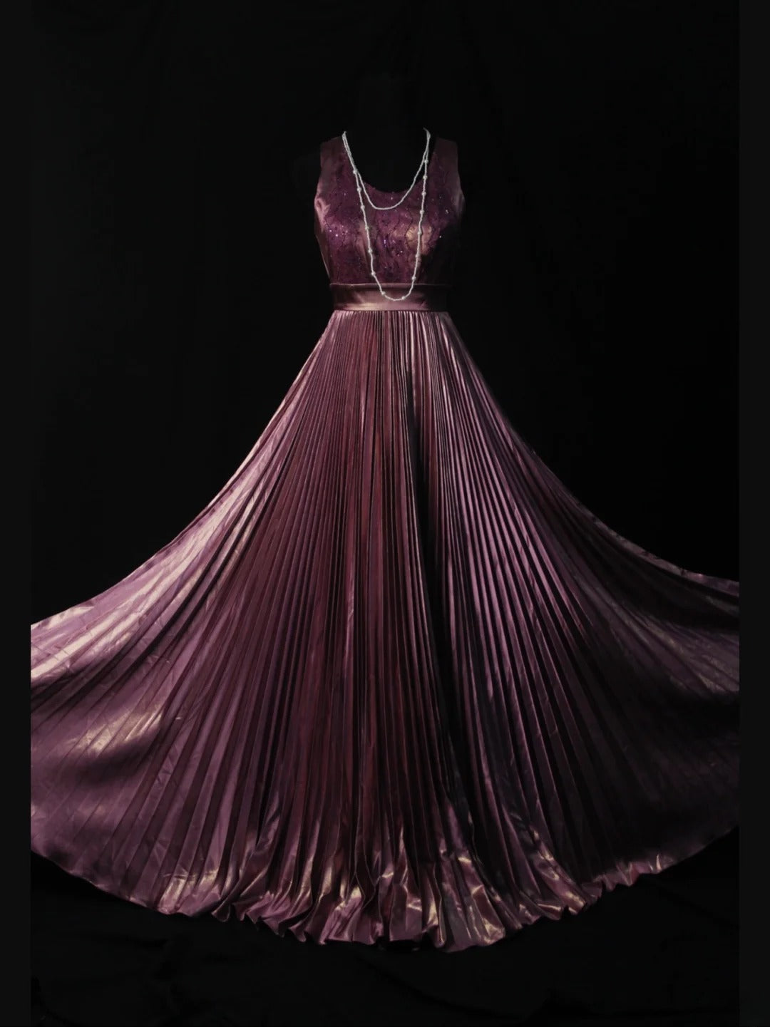 Robe de bal longue vintage lilas des années 1950, coupe trapèze, ornée de perles et d'un corsage plissé. Inspiration pour une tenue de 18 ans ou une robe de soirée (AS501).