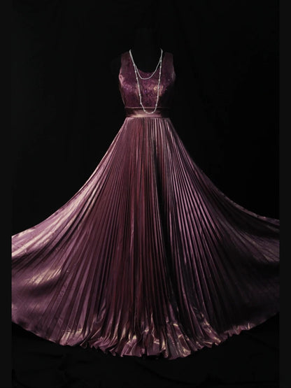 Robe de bal longue vintage lilas des années 1950, coupe trapèze, ornée de perles et d'un corsage plissé. Inspiration pour une tenue de 18 ans ou une robe de soirée (AS501).
