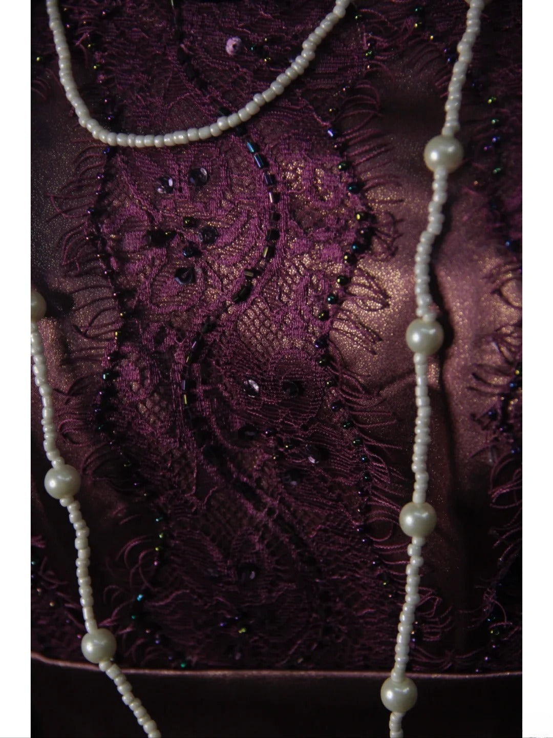 Robe de bal longue vintage lilas des années 1950, coupe trapèze, ornée de perles et d'un corsage plissé. Inspiration pour une tenue de 18 ans ou une robe de soirée (AS501).