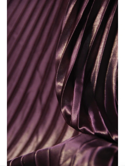 Robe de bal longue vintage lilas des années 1950, coupe trapèze, ornée de perles et d'un corsage plissé. Inspiration pour une tenue de 18 ans ou une robe de soirée (AS501).
