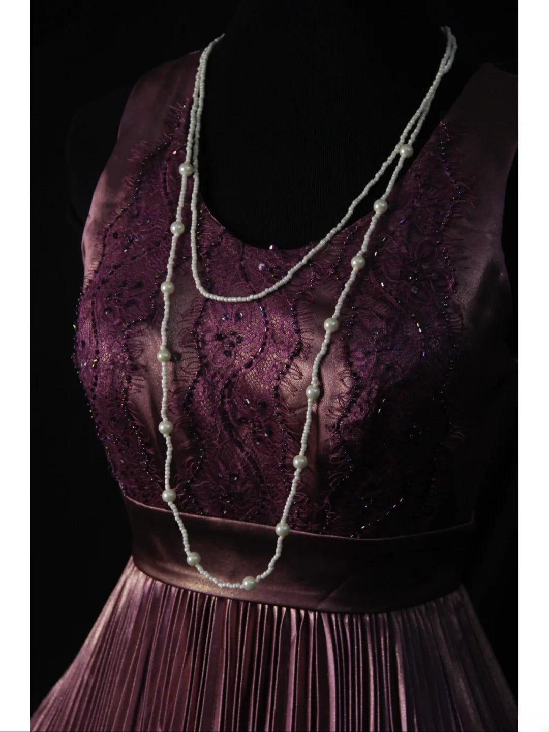 Robe de bal longue vintage lilas des années 1950, coupe trapèze, ornée de perles et d'un corsage plissé. Inspiration pour une tenue de 18 ans ou une robe de soirée (AS501).