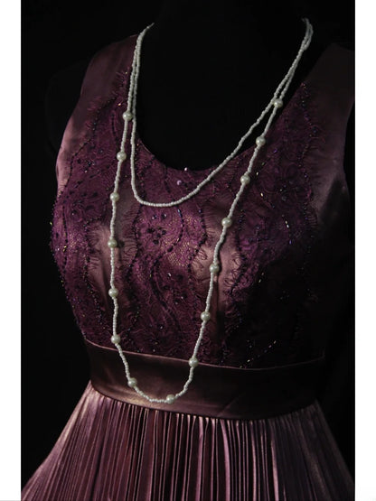 Robe de bal longue vintage lilas des années 1950, coupe trapèze, ornée de perles et d'un corsage plissé. Inspiration pour une tenue de 18 ans ou une robe de soirée (AS501).