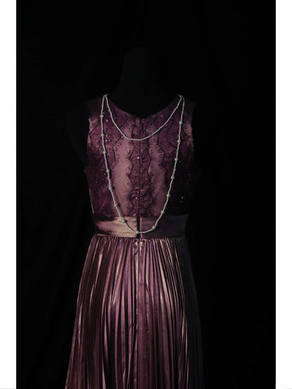 Robe de bal longue vintage lilas des années 1950, coupe trapèze, ornée de perles et d'un corsage plissé. Inspiration pour une tenue de 18 ans ou une robe de soirée (AS501).