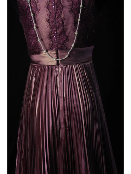 Robe de bal longue vintage lilas des années 1950, coupe trapèze, ornée de perles et d'un corsage plissé. Inspiration pour une tenue de 18 ans ou une robe de soirée (AS501).