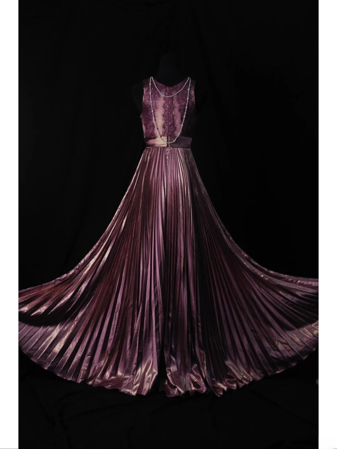 Robe de bal longue vintage lilas des années 1950, coupe trapèze, ornée de perles et d'un corsage plissé. Inspiration pour une tenue de 18 ans ou une robe de soirée (AS501).