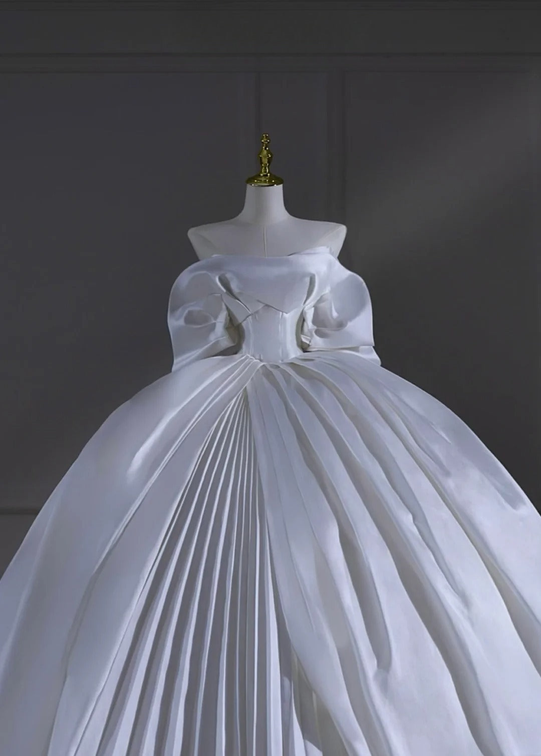 Prinzessinnen-Brautkleid, langes Ballkleid, trägerlos, kurze Ärmel, Satin, mit Ärmeln und plissierter Schleppe, weißes Brautkleid AS503