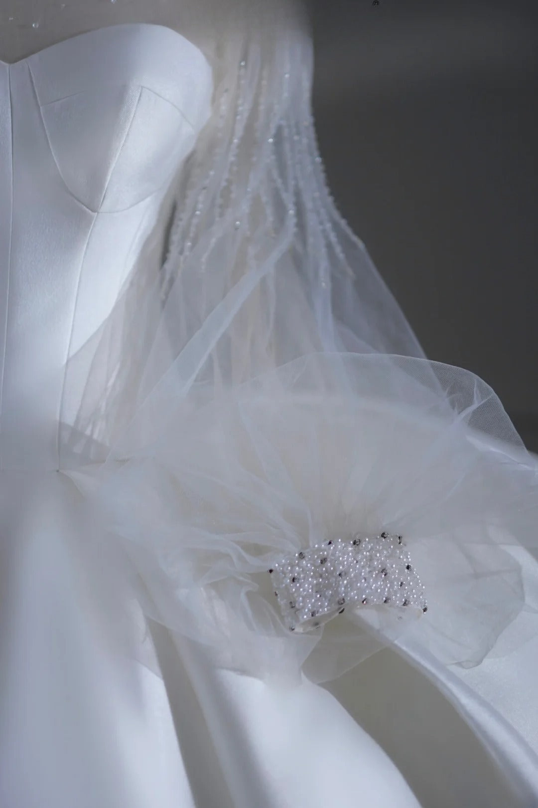 Prinzessinnen-Brautkleid, langes Ballkleid, hochgeschlossen, lange Ärmel, plissiert, Satin, mit Schleppe, weißes Brautkleid AS507