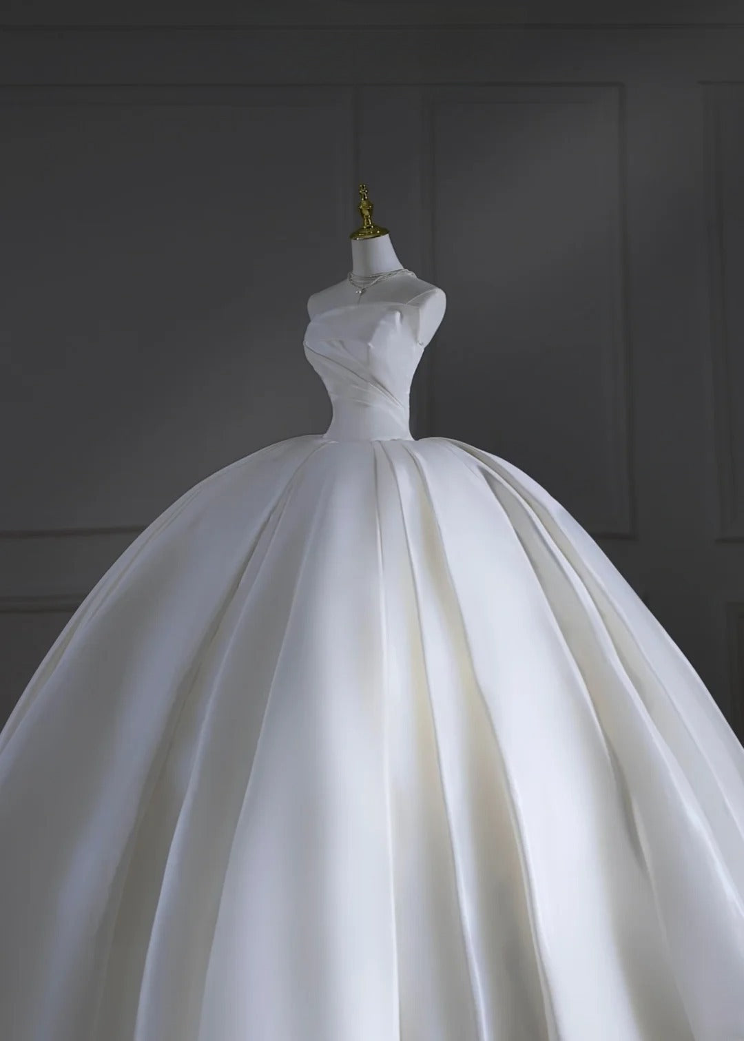 Romantisches langes Brautkleid, weißes Ballkleid, trägerlos, figurbetont mit Schleppe, Brautkleid AS509
