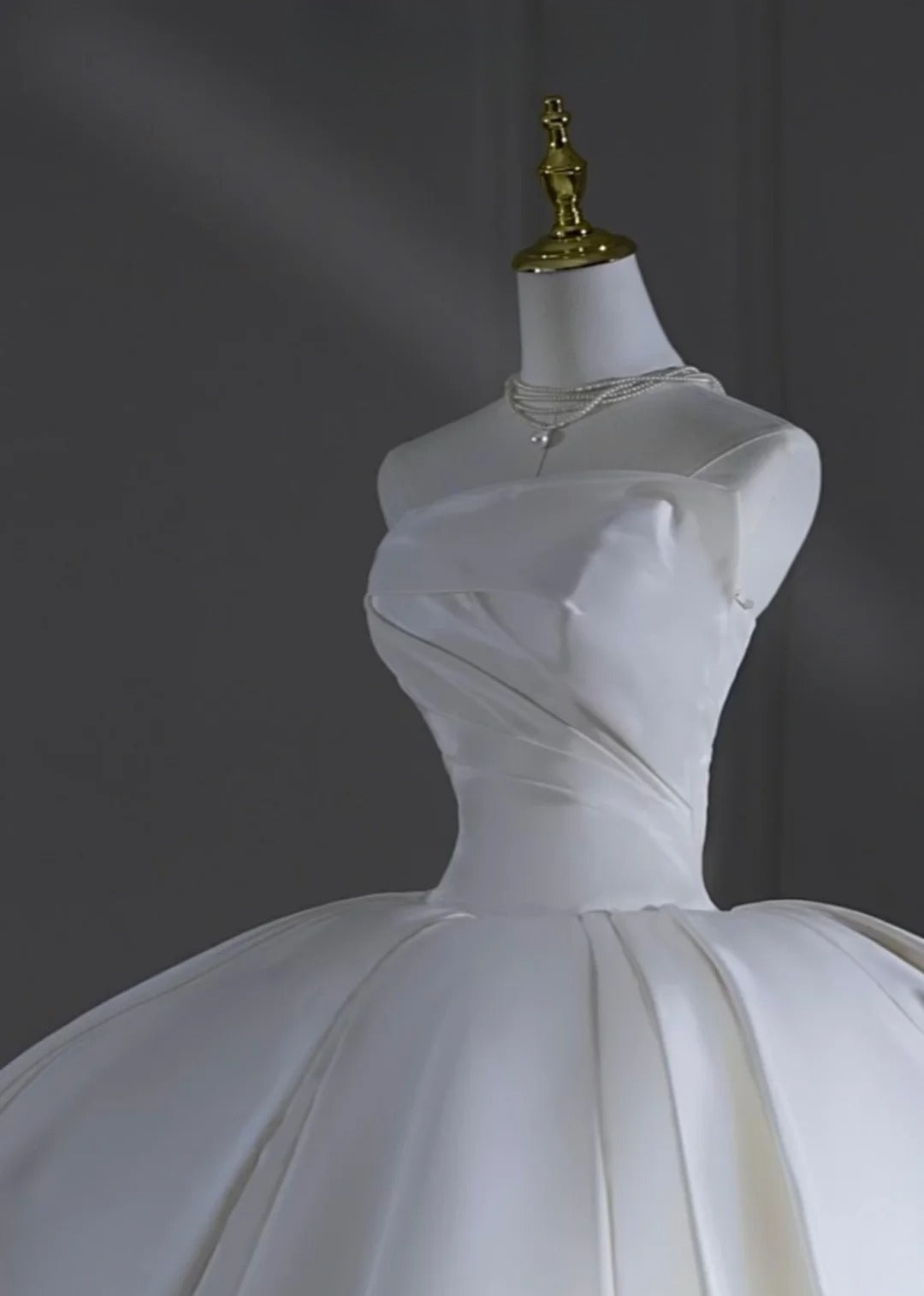 Romantisches langes Brautkleid, weißes Ballkleid, trägerlos, figurbetont mit Schleppe, Brautkleid AS509