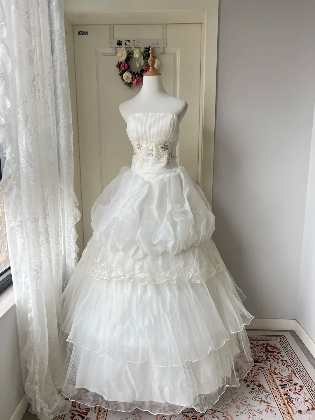 Märchenhaftes Sweet 16 Kleid Prinzessin Ballkleid trägerlos weiß mit gestufter Spitze bodenlanges Quinceanera-Kleid RC0821