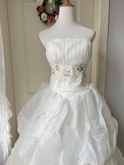 Märchenhaftes Sweet 16 Kleid Prinzessin Ballkleid trägerlos weiß mit gestufter Spitze bodenlanges Quinceanera-Kleid RC0821