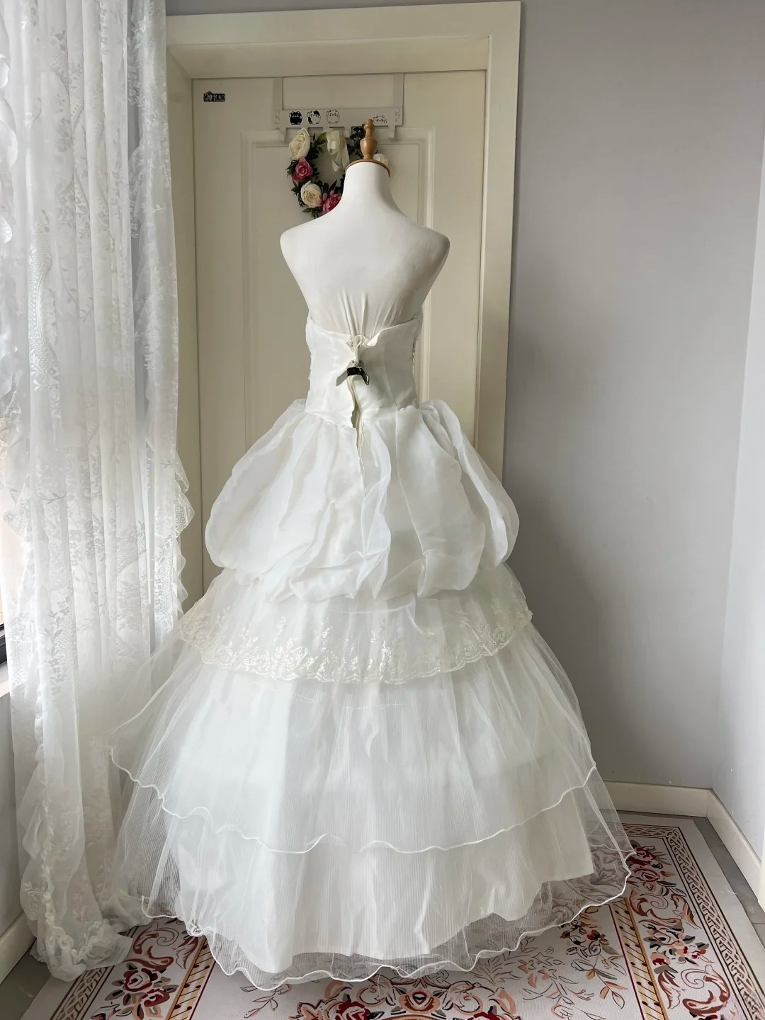 Märchenhaftes Sweet 16 Kleid Prinzessin Ballkleid trägerlos weiß mit gestufter Spitze bodenlanges Quinceanera-Kleid RC0821