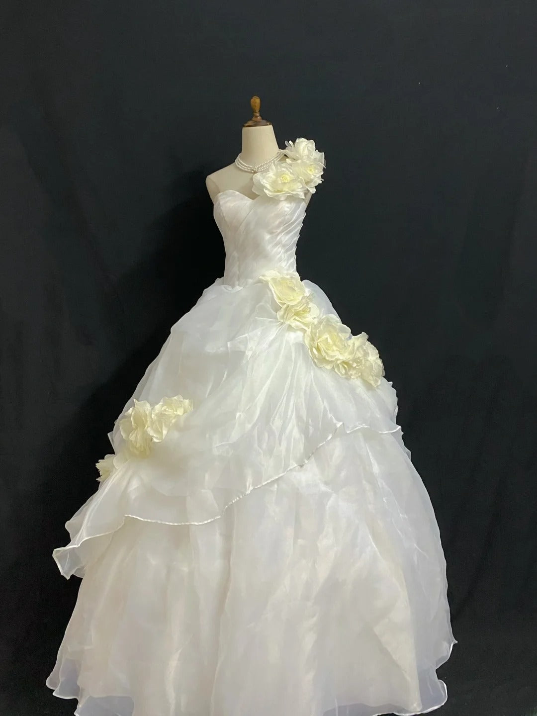Princesses Fairytale Ball Gown One Shoulder White With Flowers Tiered Layers Quince Dress Quinceanera Dresses Formal 17th Birthday Outfit RB7972