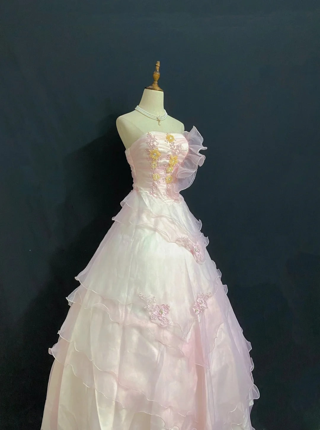 Princesses Fairytale Ball Gown Strapless Pink With Beading Tiered Layers Quince Dress Quinceanera Dresses 17th Birthday Outfit RB7982