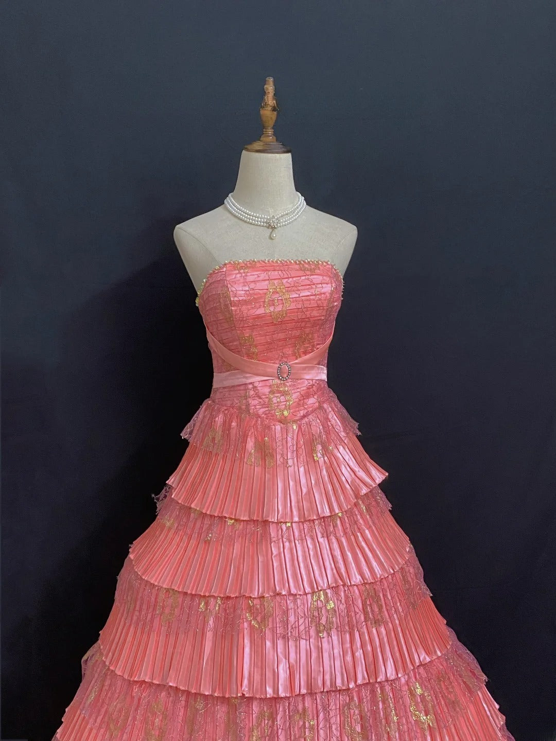 Princesses Fairytale Ball Gown Strapless Coral Pink With Tiered Gold Appliqued Quince Dress Quinceanera Dresses 17th Birthday Outfit RB7984