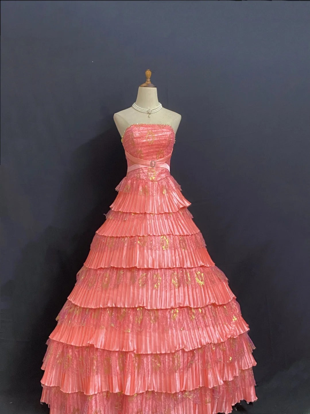 Princesses Fairytale Ball Gown Strapless Coral Pink With Tiered Gold Appliqued Quince Dress Quinceanera Dresses 17th Birthday Outfit RB7984