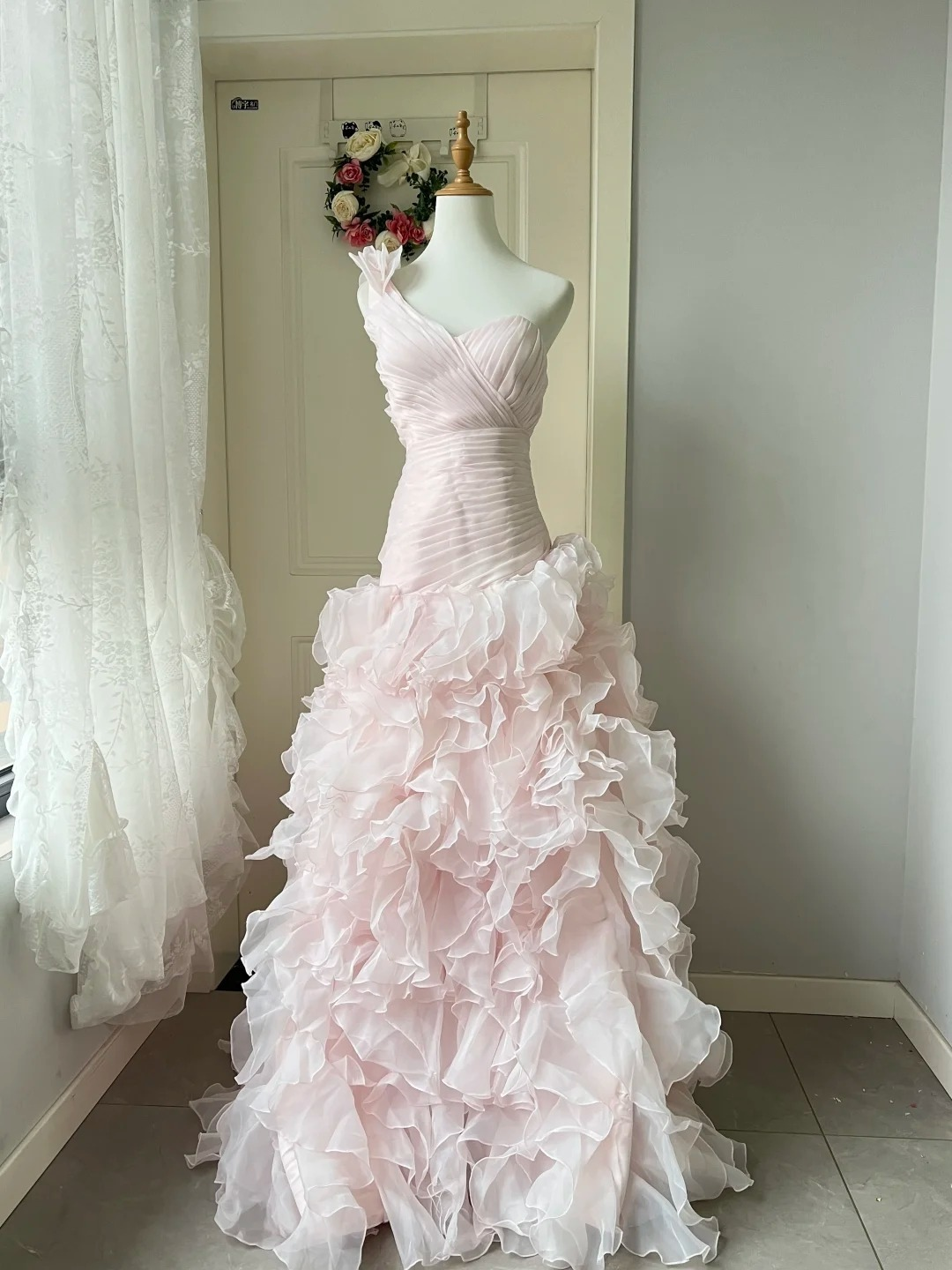 Bescheidenes Meerjungfrauen-Abschlussballkleid, ein Schultergurt, rosa formelles Partykleid mit gestuften Lagen für reifere Damen RC0847