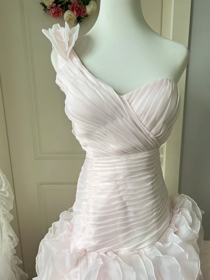 Bescheidenes Meerjungfrauen-Abschlussballkleid, ein Schultergurt, rosa formelles Partykleid mit gestuften Lagen für reifere Damen RC0847