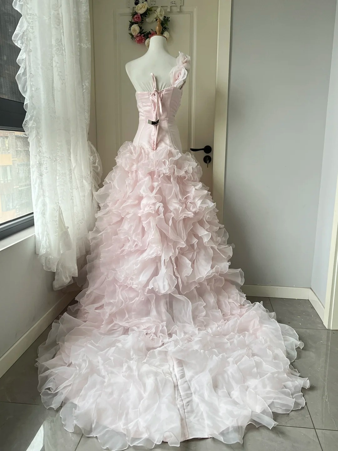 Bescheidenes Meerjungfrauen-Abschlussballkleid, ein Schultergurt, rosa formelles Partykleid mit gestuften Lagen für reifere Damen RC0847