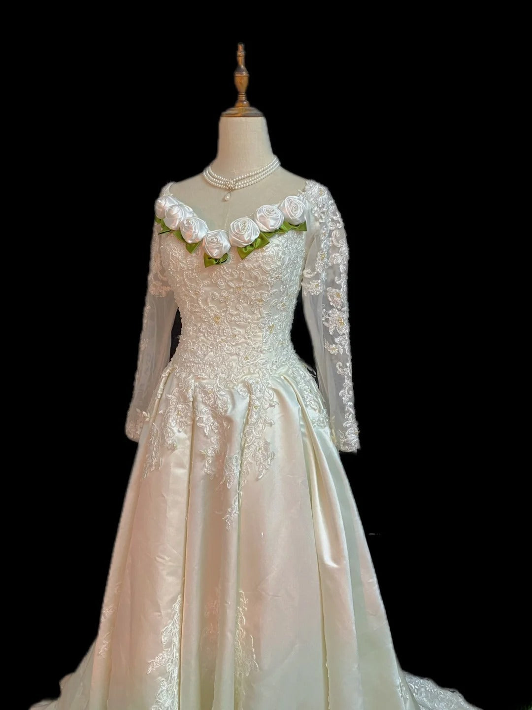 Vintage 90s A Line V Neckline Ivory Satin With Appliqued Long Brides Gown Bridal Dress Wedding Dresses RB8020