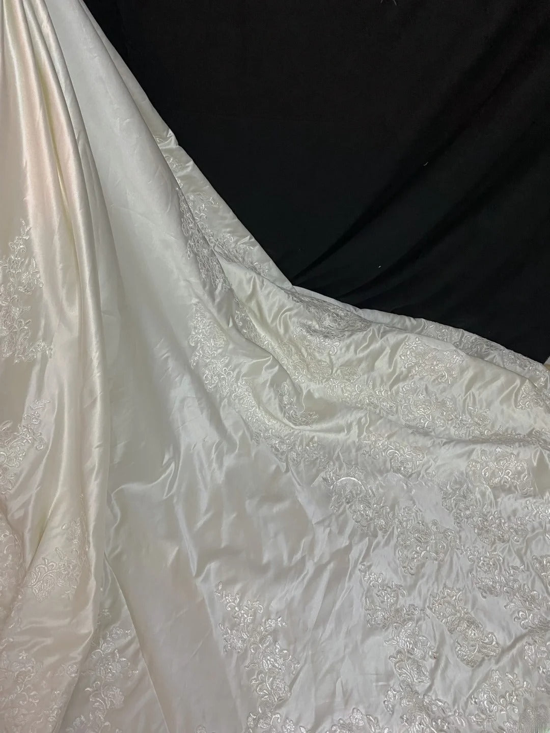 Vintage 90s A Line V Neckline Ivory Satin With Appliqued Long Brides Gown Bridal Dress Wedding Dresses RB8020