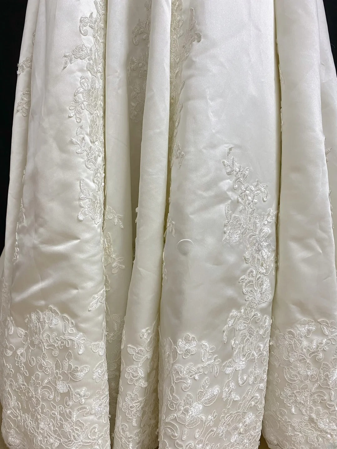 Vintage 90s A Line V Neckline Ivory Satin With Appliqued Long Brides Gown Bridal Dress Wedding Dresses RB8020