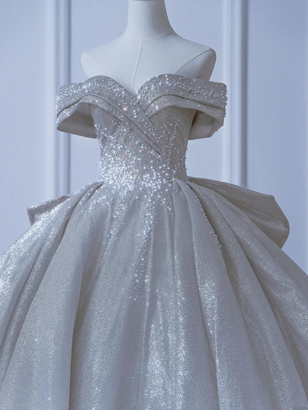 Robe de mariée longue et sobre, style bal, épaules dénudées, sequins, corsage plissé, traîne, AS552