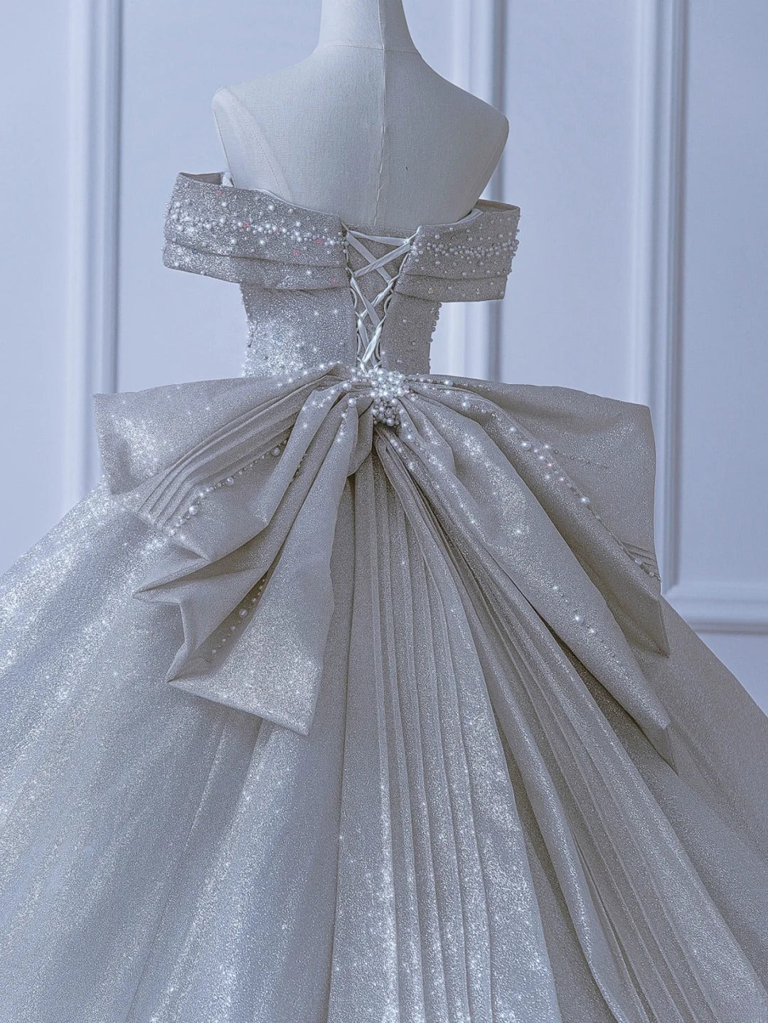 Robe de mariée longue et sobre, style bal, épaules dénudées, sequins, corsage plissé, traîne, AS552