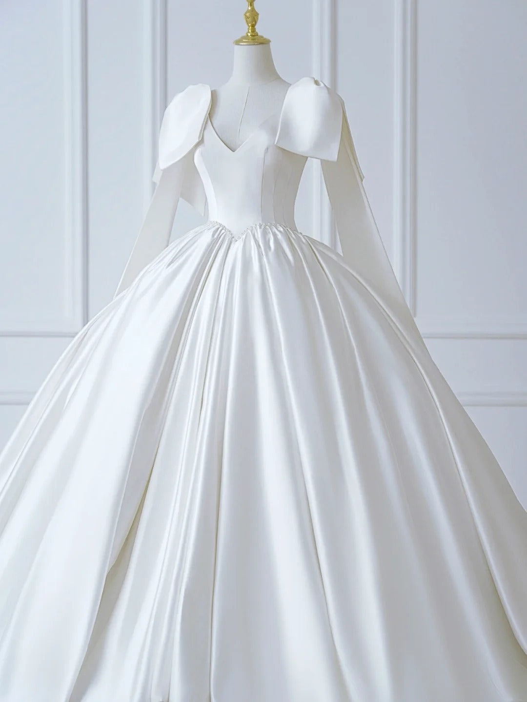 Prinzessinnen-Brautkleid, langes Ballkleid, V-Ausschnitt, ärmellos, plissiert, Satin, mit Schleppe, weißes Brautkleid AS554