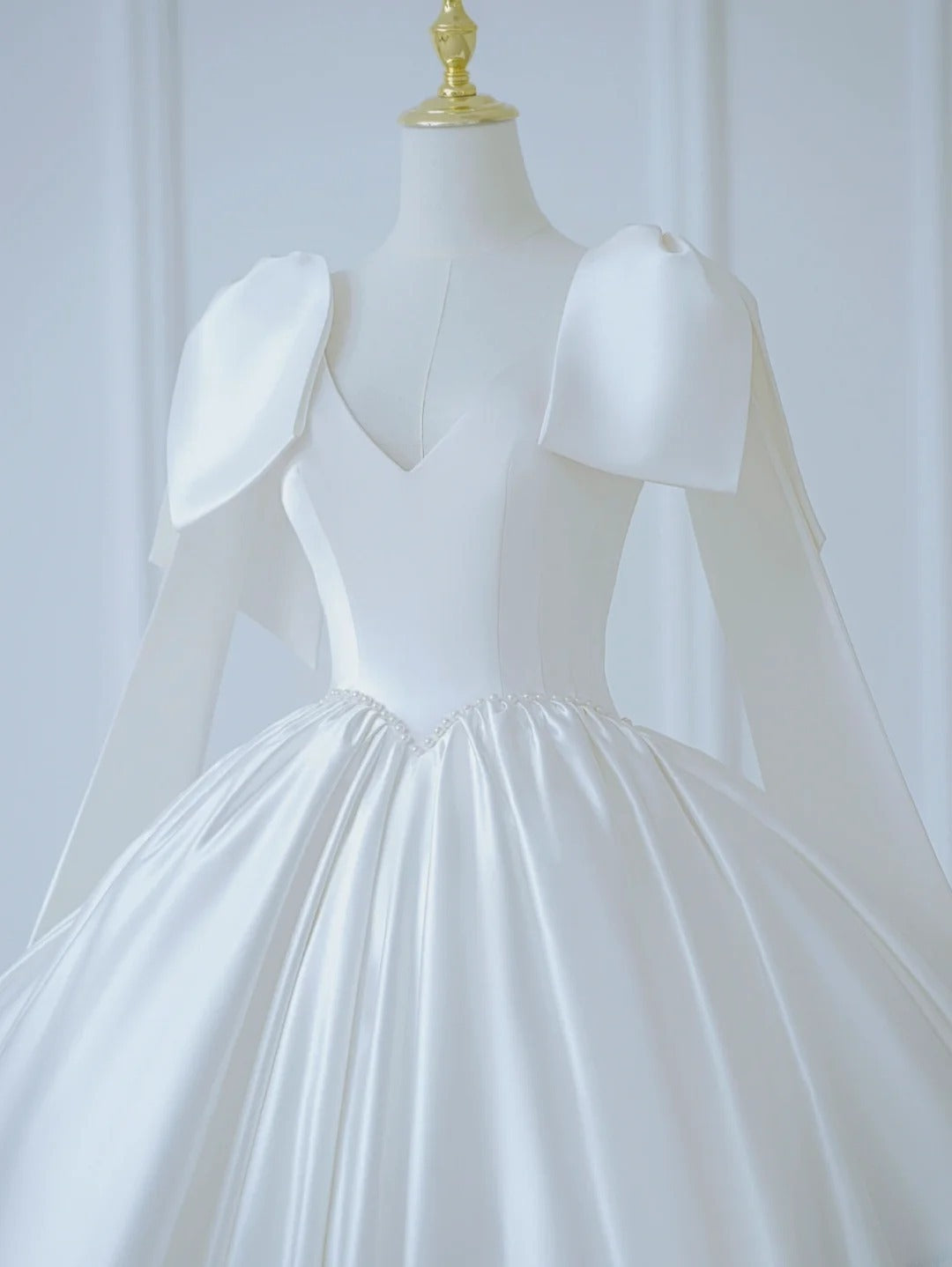 Prinzessinnen-Brautkleid, langes Ballkleid, V-Ausschnitt, ärmellos, plissiert, Satin, mit Schleppe, weißes Brautkleid AS554