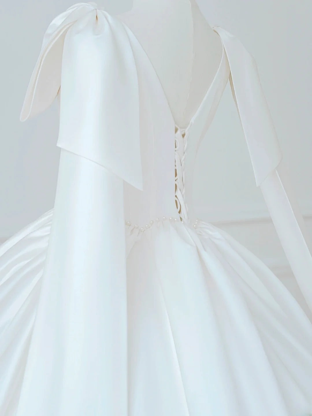 Prinzessinnen-Brautkleid, langes Ballkleid, V-Ausschnitt, ärmellos, plissiert, Satin, mit Schleppe, weißes Brautkleid AS554