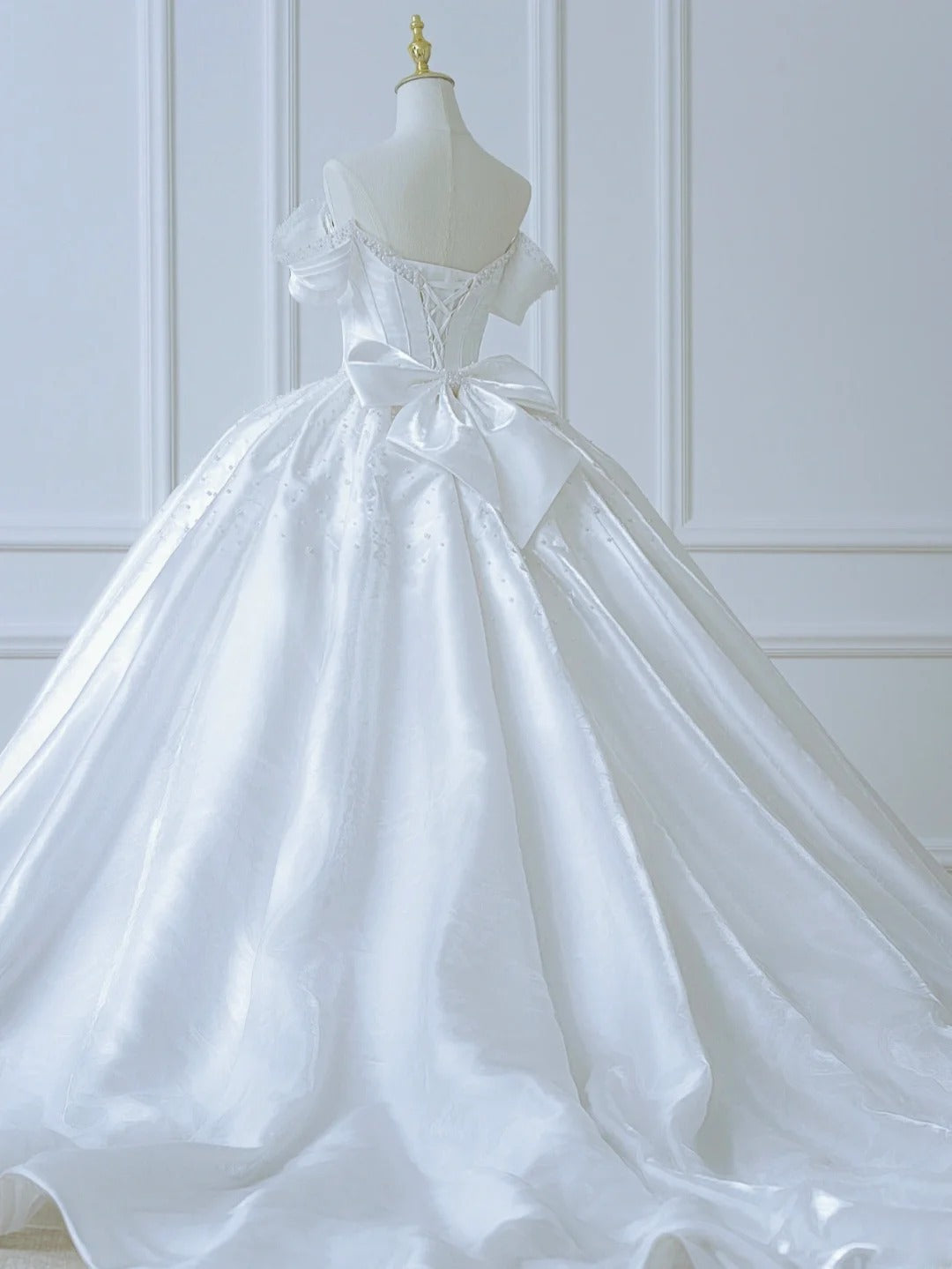 Elegantes langes Brautkleid im Ballkleid-Stil aus weißem Satin mit schulterfreiem Ausschnitt, plissiertem Oberteil und Schleppe (Modell AS555)