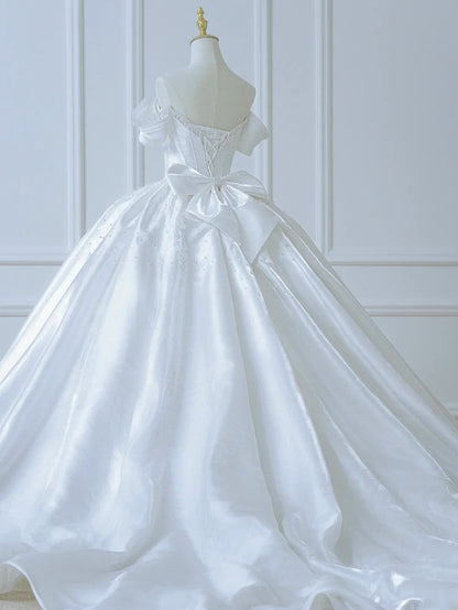 Elegantes langes Brautkleid im Ballkleid-Stil aus weißem Satin mit schulterfreiem Ausschnitt, plissiertem Oberteil und Schleppe (Modell AS555)