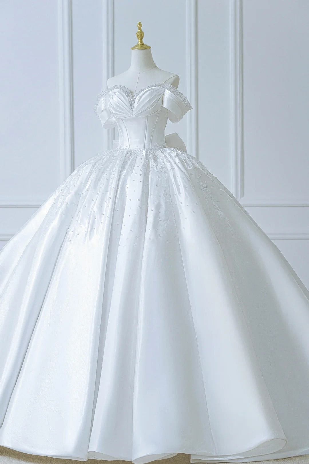 Elegantes langes Brautkleid im Ballkleid-Stil aus weißem Satin mit schulterfreiem Ausschnitt, plissiertem Oberteil und Schleppe (Modell AS555)
