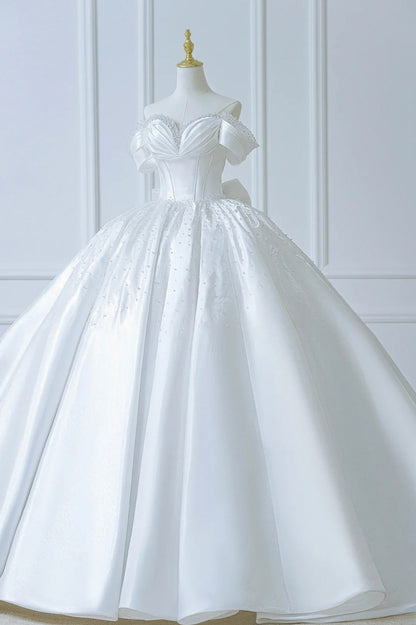 Elegantes langes Brautkleid im Ballkleid-Stil aus weißem Satin mit schulterfreiem Ausschnitt, plissiertem Oberteil und Schleppe (Modell AS555)