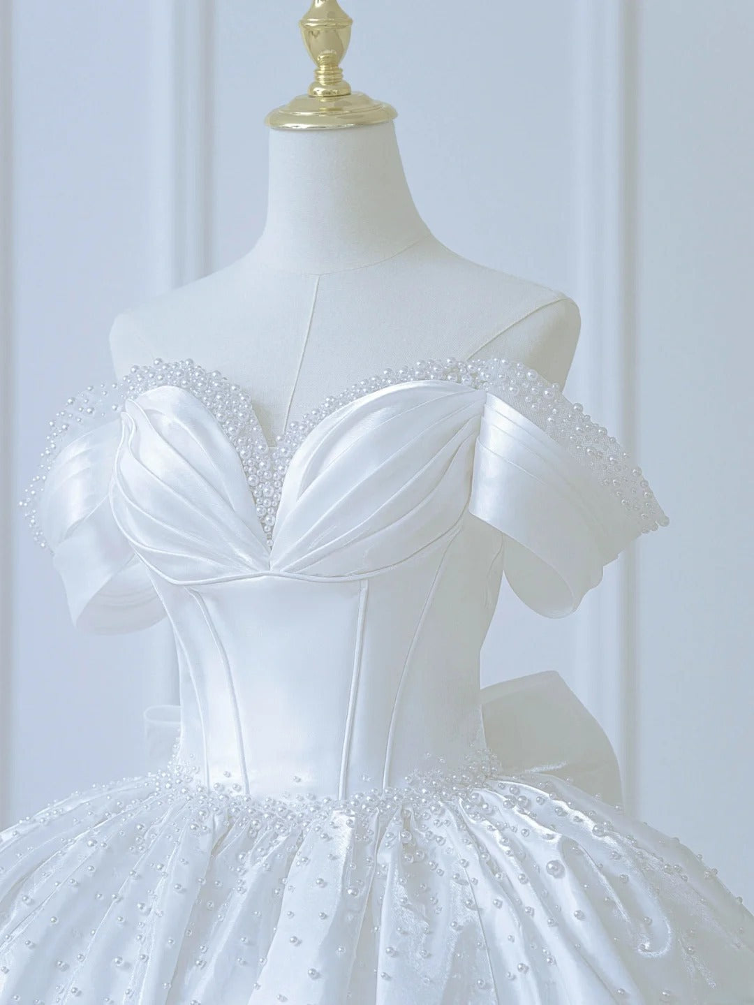 Elegantes langes Brautkleid im Ballkleid-Stil aus weißem Satin mit schulterfreiem Ausschnitt, plissiertem Oberteil und Schleppe (Modell AS555)
