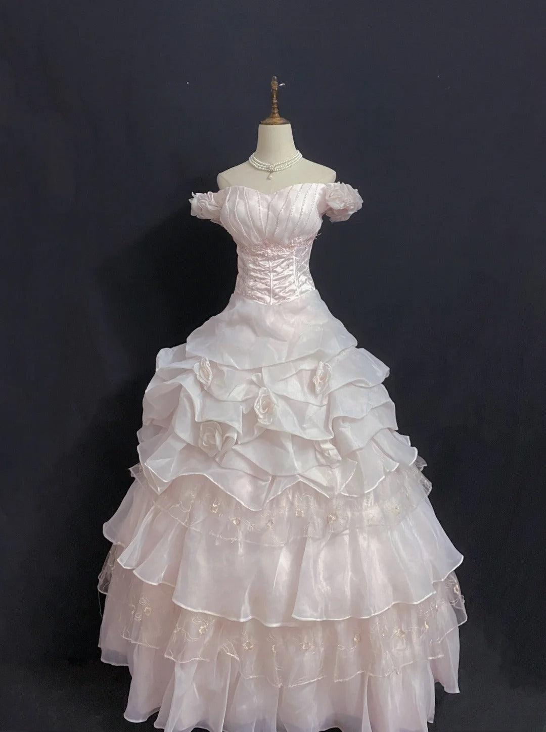 Princesses Fairytale Ball Gown Off The Shoulder Pearl Pink With Tiered Lace Quince Dress Quinceanera Dresses Formal 16th Birthday Outfit RB8014