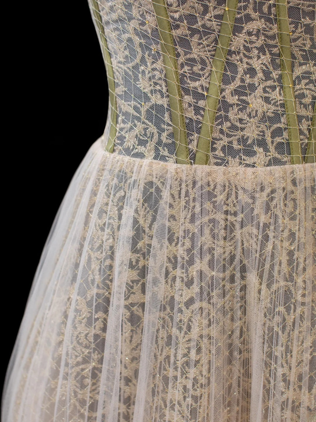 Elegantes, trägerloses, langes, formelles Abendkleid aus champagnerfarbenem Tüll und Spitze in A-Linie – perfekt für Dinnerpartys und festliche Anlässe (Modell AS583).