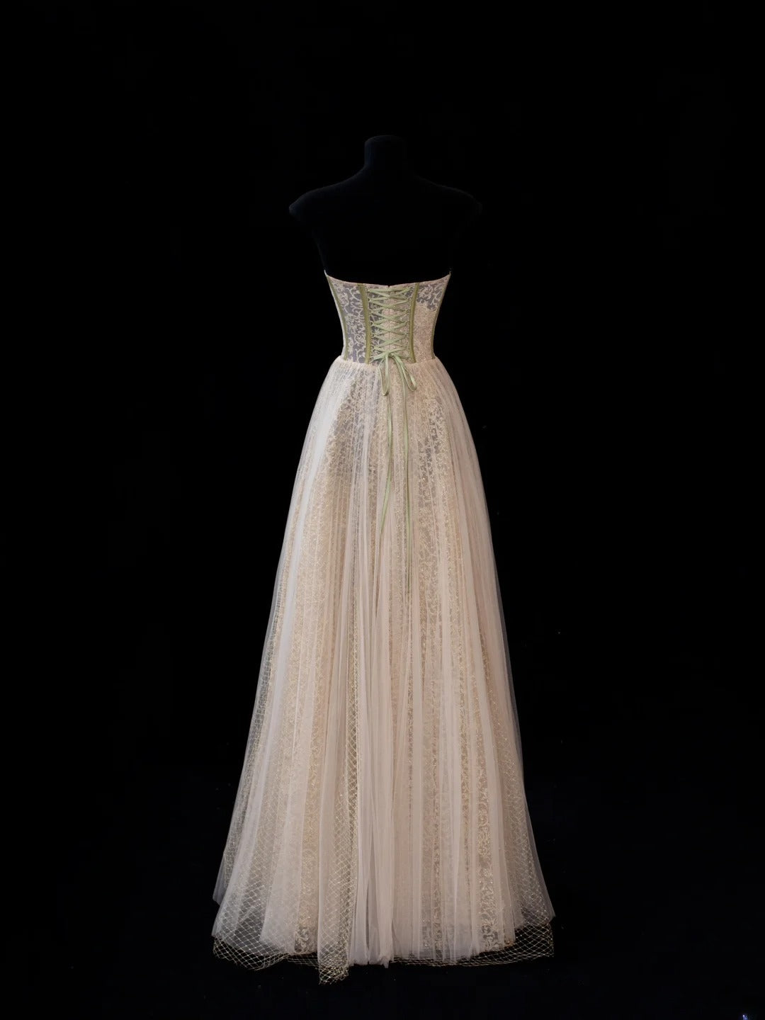 Elegantes, trägerloses, langes, formelles Abendkleid aus champagnerfarbenem Tüll und Spitze in A-Linie – perfekt für Dinnerpartys und festliche Anlässe (Modell AS583).
