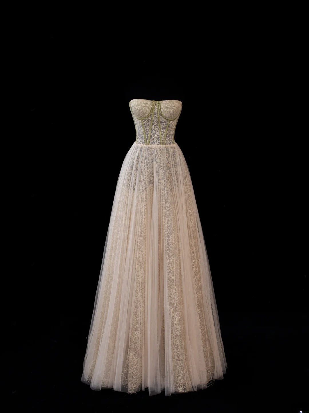 Elegantes, trägerloses, langes, formelles Abendkleid aus champagnerfarbenem Tüll und Spitze in A-Linie – perfekt für Dinnerpartys und festliche Anlässe (Modell AS583).
